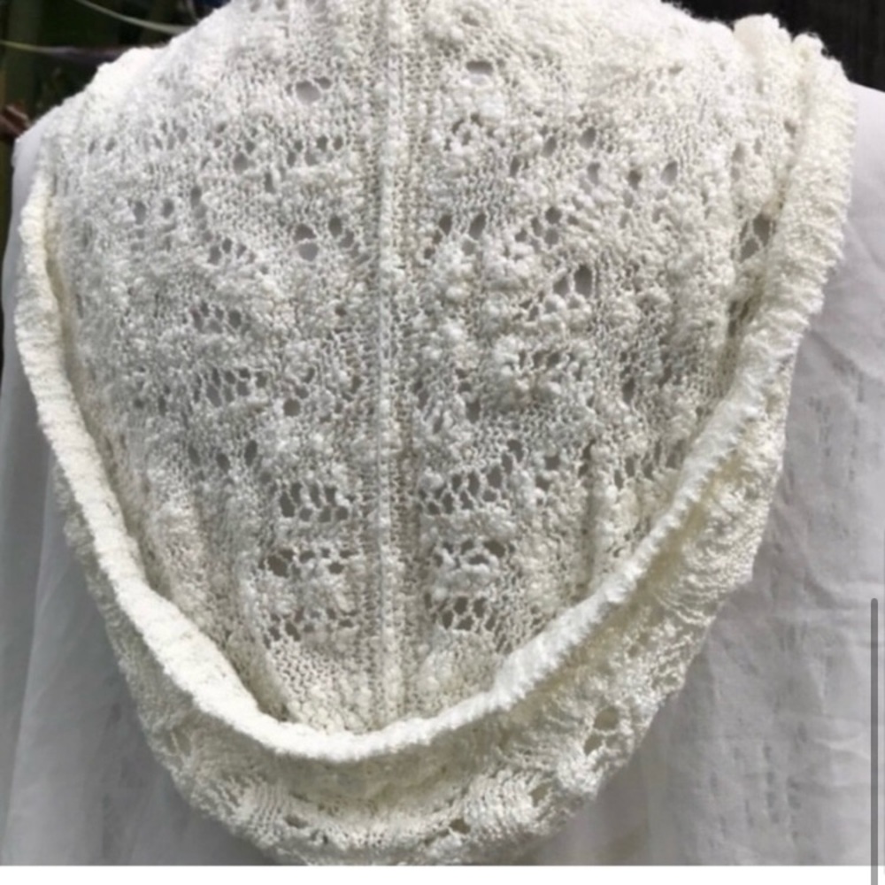 🛍️ Winter white embroidered poncho - Picture 4 of 6